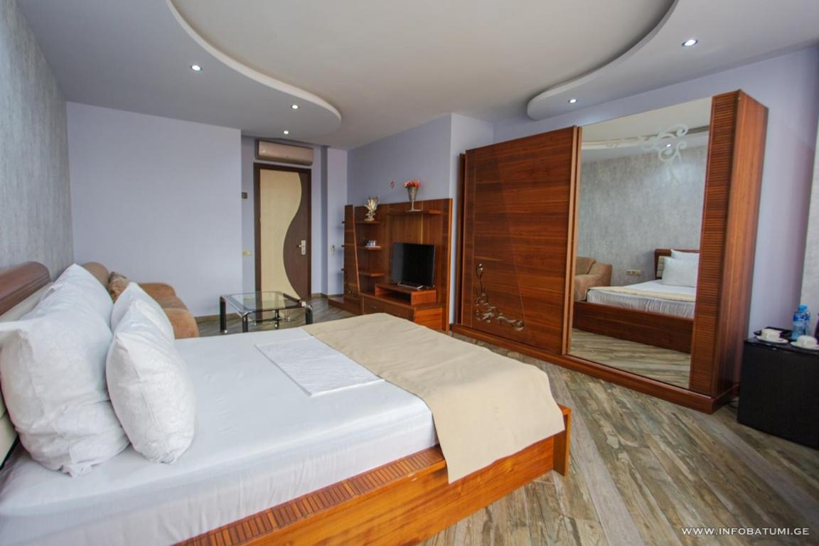 Hotel Light Palace Batumi Bagian luar foto