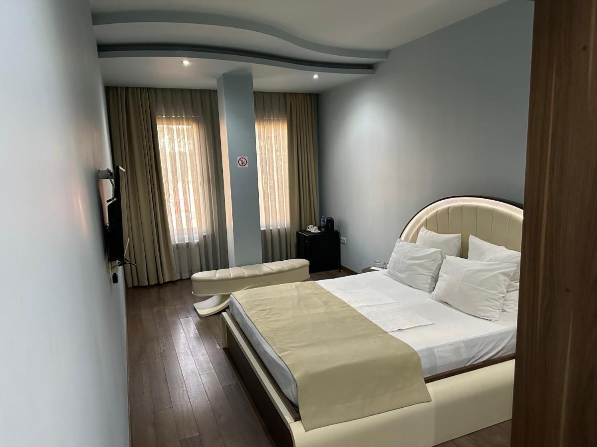 Hotel Light Palace Batumi Bagian luar foto