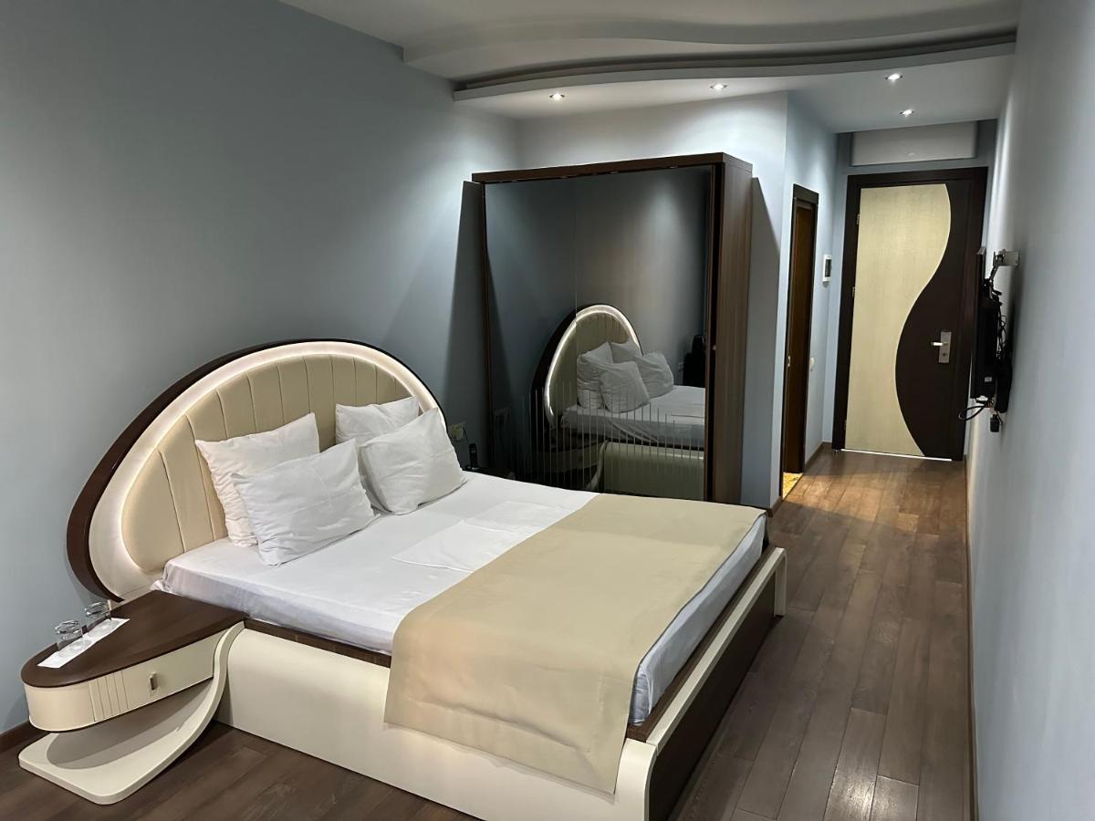 Hotel Light Palace Batumi Bagian luar foto