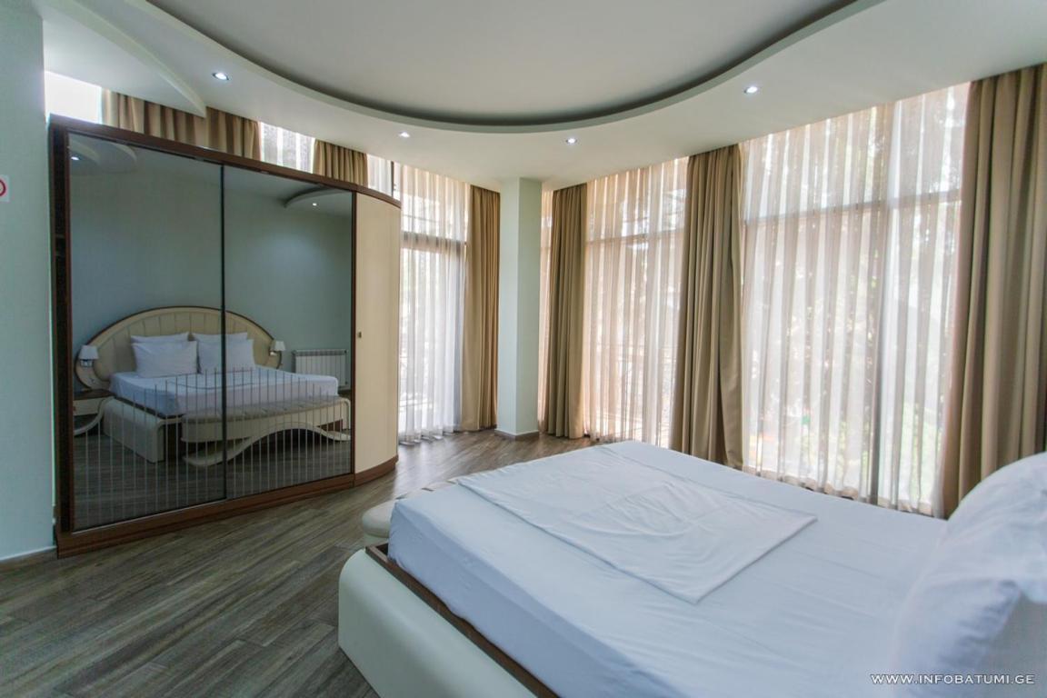 Hotel Light Palace Batumi Bagian luar foto